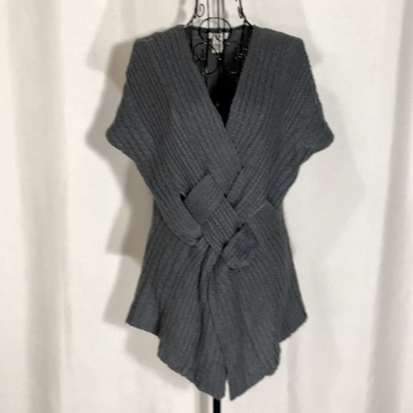 Escio Sweaters - ESCIO Gray Braided Knit Cap Sleeve Sweater